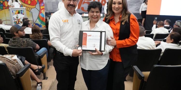 Entrega Rector Dámaso Anaya reconocimientos a jubilados del SUTUAT