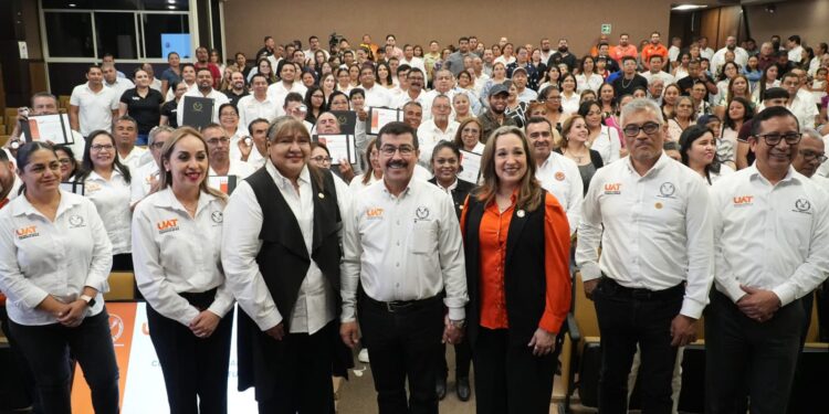 Entrega Rector Dámaso Anaya reconocimientos a jubilados del SUTUAT
