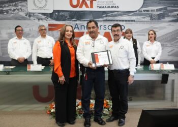 Entrega Rector Dámaso Anaya reconocimientos a jubilados del SUTUAT