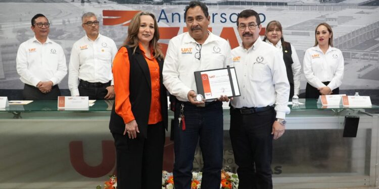 Entrega Rector Dámaso Anaya reconocimientos a jubilados del SUTUAT