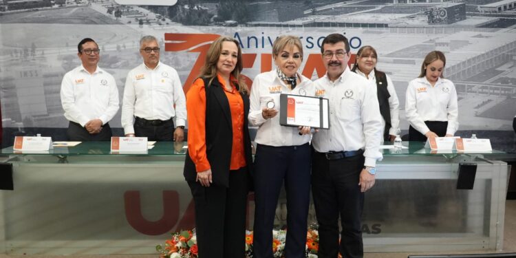 Entrega Rector Dámaso Anaya reconocimientos a jubilados del SUTUAT