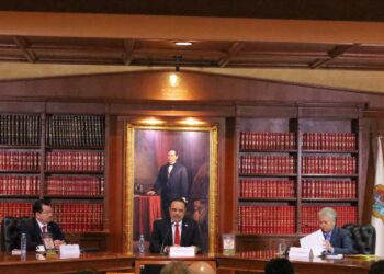 Presenta Edy Izaguirre obras clave para la historia del constitucionalismo mexicano