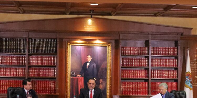 Presenta Edy Izaguirre obras clave para la historia del constitucionalismo mexicano