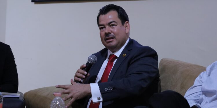 Académicos de la FDCSV presentan libro sobre la Constitución de 1825