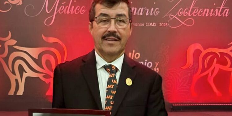 Recibe Dámaso Anaya Premio Nacional al Mérito Profesional 2025