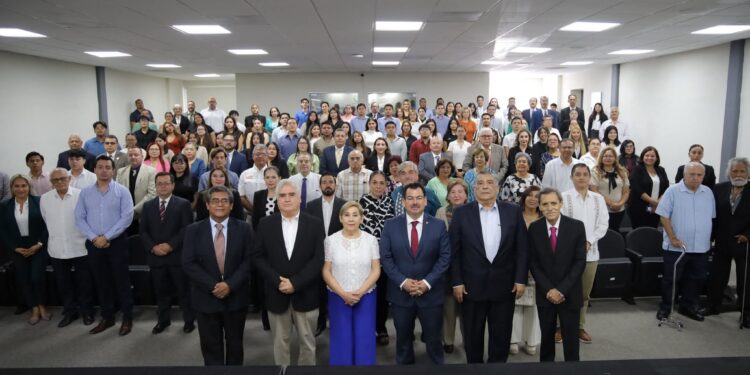 Rinden homenaje al Lic. Francisco Hernández García primer director de la FDCSV