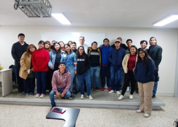Enrique Jonguitud realiza lectura poética y dona libros a estudiantes de Comunicación