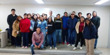 Enrique Jonguitud realiza lectura poética y dona libros a estudiantes de Comunicación