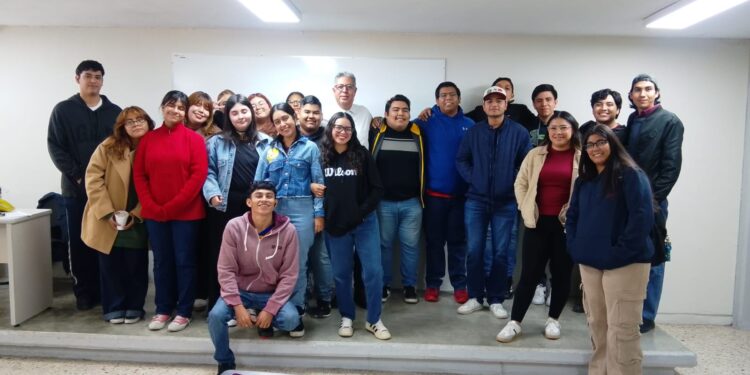 Enrique Jonguitud realiza lectura poética y dona libros a estudiantes de Comunicación