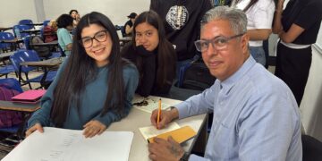 El escritor Enrique Jonguitud sostuvo un encuentro con alumnos de comunicación de la UAT